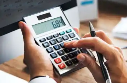 Expat with Dubai gratuity calculator badge combining a calculator and UAE roundel